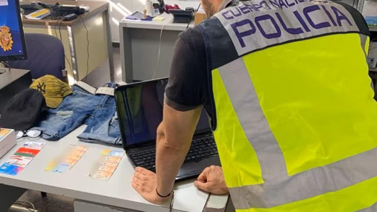 07/09/2020 Desmantelan en Mallorca un grupo que suplantaba a terceras personas para sacar dinero del banco.

Agentes de la Policía Nacional han detenido a tres hombres y una mujer que presuntabemente formaban un grupo delictivo dedicado a suplantar a terceras personas para extraer importantes cantidades de dinero en efectivo de entidades bancarias.

SOCIEDAD ESPAÑA EUROPA ISLAS BALEARES AUTONOMÍAS
POLICÍA NACIONAL