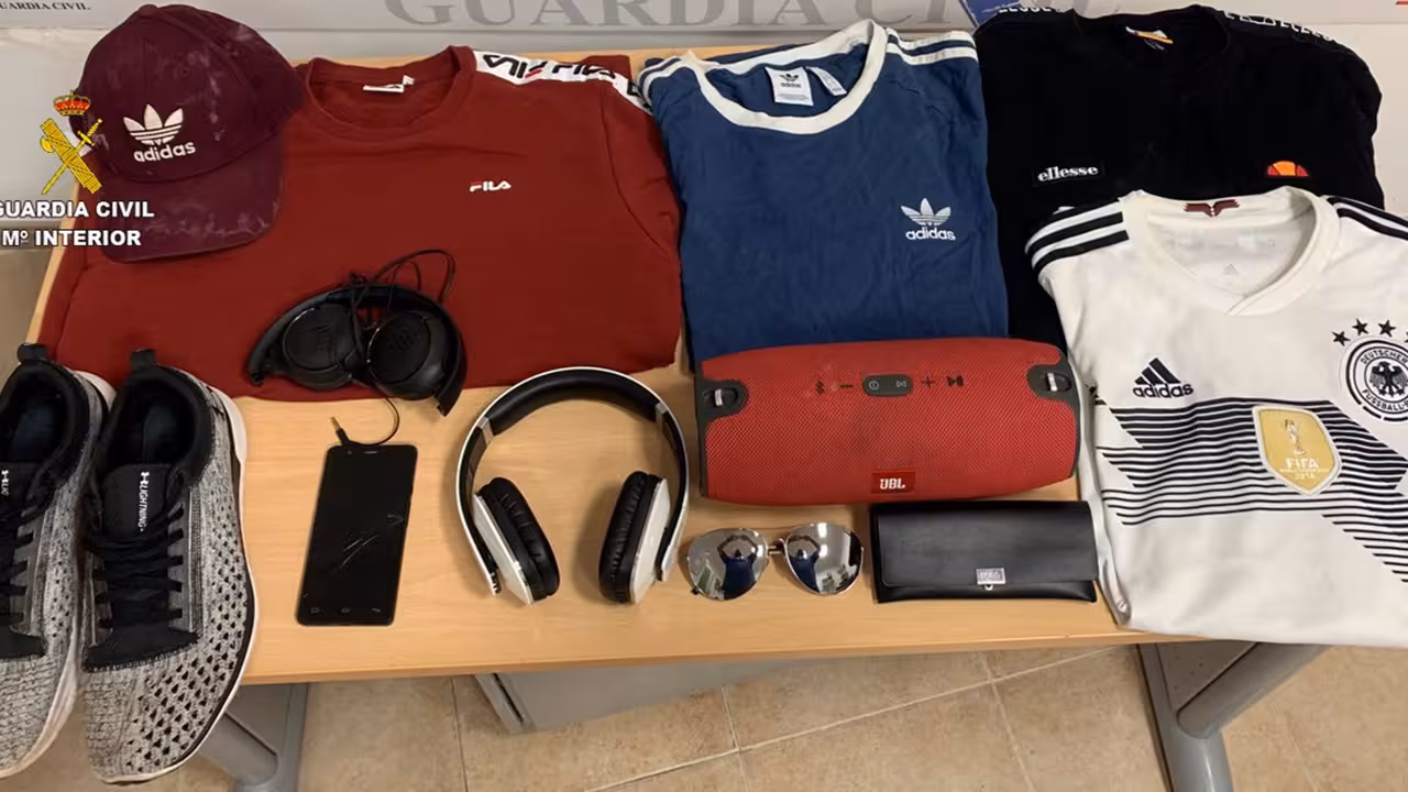 08/09/2020 Nota De Prensa.

La Guardia Civil ha detenido tres personas como presuntas autoras de dos robos en domicilios y un hurto en interior de vehículo en Santa Margarita (Mallorca) y a otra persona por un delito de receptación, por ser el comprador de los objetos sustraídos durante los robos.

SOCIEDAD 
GUARDIA CIVIL