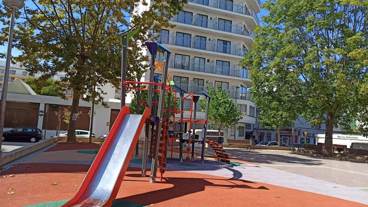11/09/2020 Parque infantil en el Arenal de Llucmajor, frente al hotel Blue Sea Arenal..

El Ayuntamiento de Llucmajor ha rechazado este viernes "con rotundidad" la habilitación del hotel Blue Sea Arenal Tower como 'hotel COVID', ya que está situado "justo al lado" de un parque infantil que se ha cedido al colegio San Vicente de Paúl para que aumentase sus espacios.

SALUD ESPAÑA EUROPA ISLAS BALEARES AUTONOMÍAS
AYTO. DE LLUCMAJOR