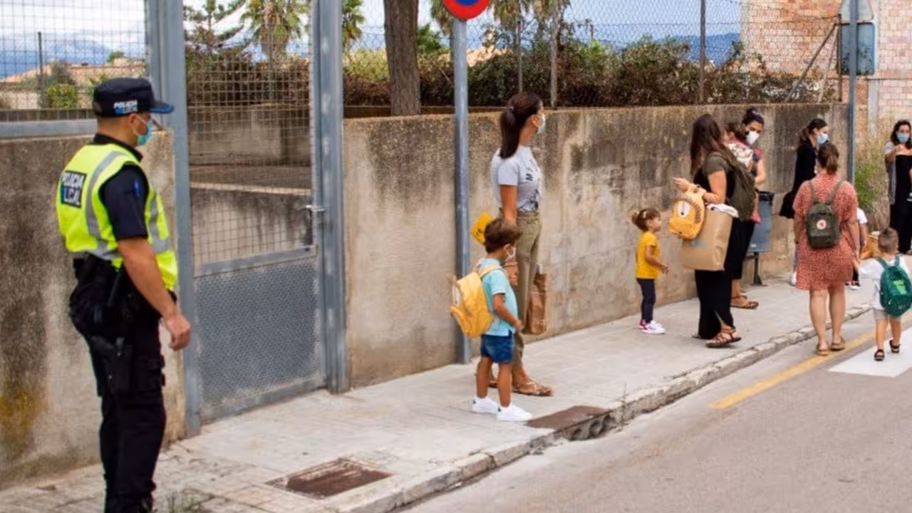 Policía Local de Marratxí a la entrada de una escoleta
POLITICA ESPAÑA EUROPA ISLAS BALEARES AUTONOMÍAS
AYUNTAMIENTO DE MARRATXÍ