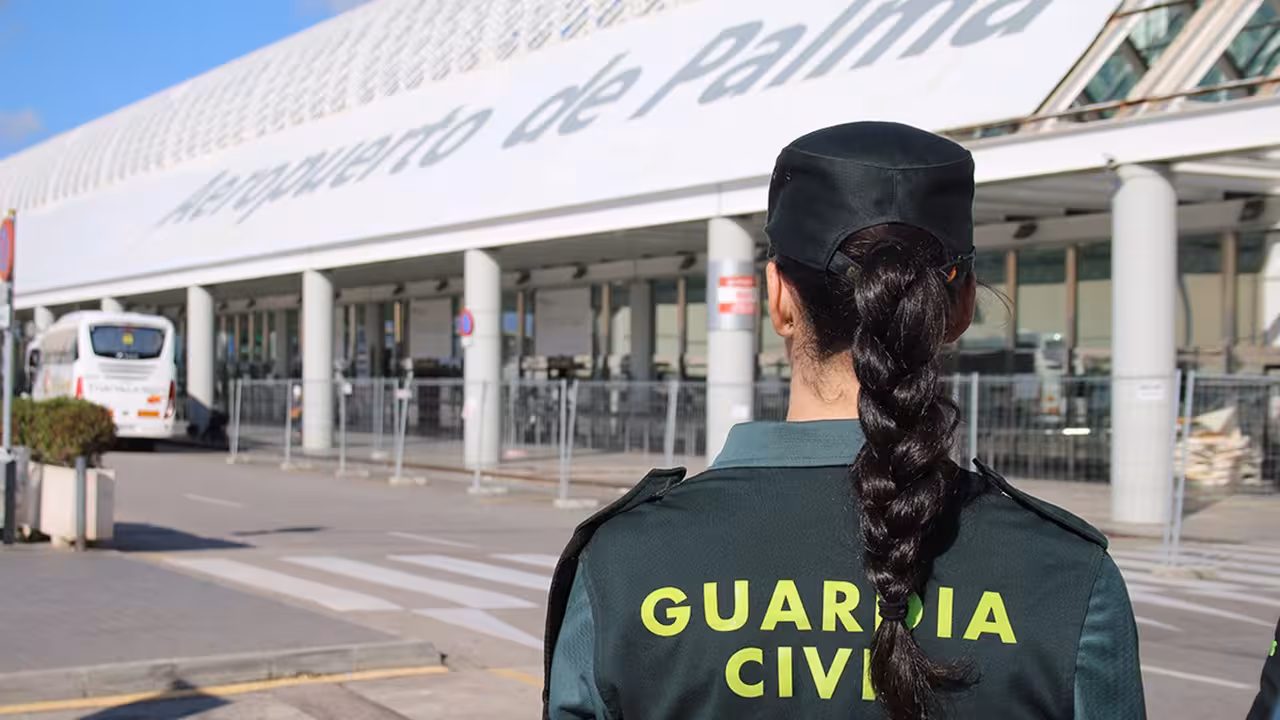 20/09/2020 Nota De Prensa.

La Guardia Civil ha detenido este pasado jueves a un hombre de 29 años de edad, por un delito de lesiones, al presuntamente agredir a otro en el interior de un avión que acababa de aterrizar en el aeropuerto de Palma, procedente de Inglaterra.

SOCIEDAD 
GUARDIA CIVIL