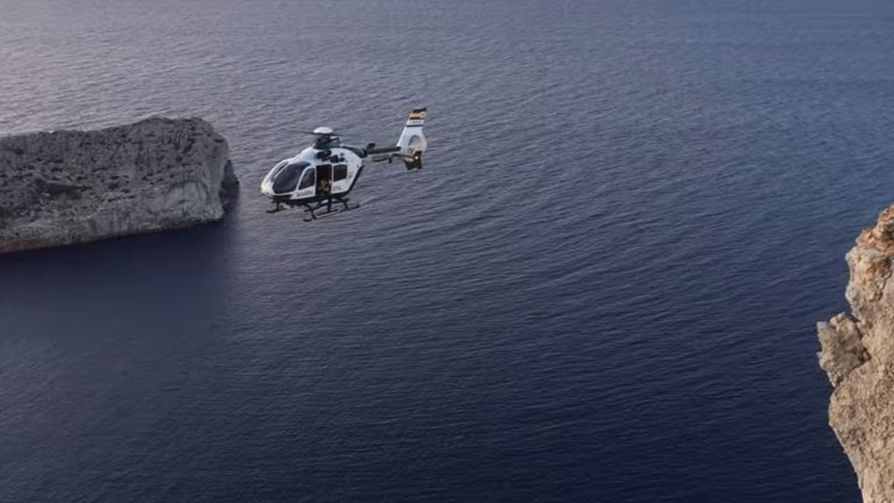 20/09/2020 El Helicóptero de la Guardia Civil, en el operativo de búsqueda del varón desaparecido en Es Mirador de Ses Coves Blancas.

La Guardia Civil ha hallado este domingo en Es Mirador de ses Coves Blancas a un hombre, de 43 años, desaparecido desde el viernes, cuando había salido solo de excursión.

SOCIEDAD ESPAÑA EUROPA ISLAS BALEARES AUTONOMÍAS
GUARDIA CIVIL