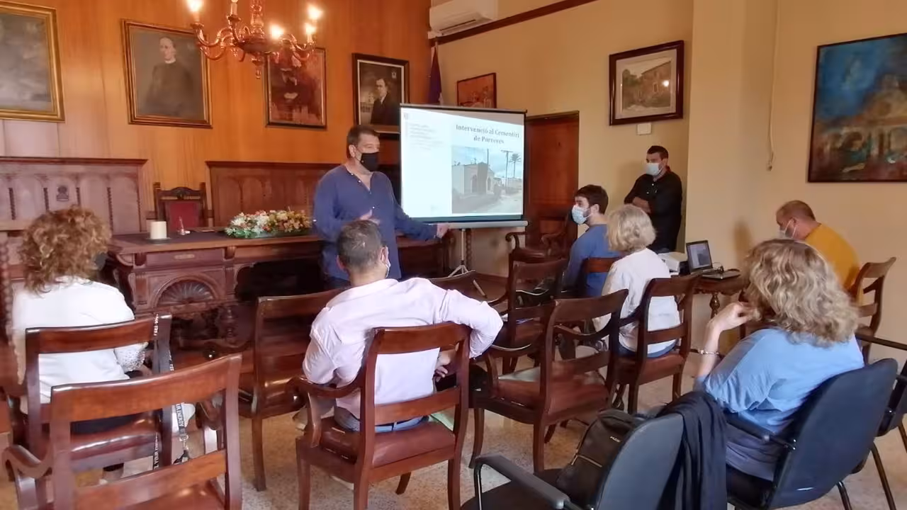 10/10/2020 Presentación de la segunda intervención en el cementerio de Porreres para localizar víctimas de la Guerra Civil..

El secretario balear de Memoria Democrática y Buen Gobierno, Jesús Jurado, y el director general de Memoria Democrática, Marc Herrera, se han reunido este sábado con la alcaldesa de Porreres, Xisca Mora y el primer teniente de alcalde del Ayuntamiento y miembros de la Comisión Histórica de Porreres, Miquel Àngel Veny, para presentar la segunda intervención en el cementerio de Porreres para localizar víctimas de la Guerra Civil.

POLITICA ESPAÑA EUROPA ISLAS BALEARES AUTONOMÍAS
CAIB
