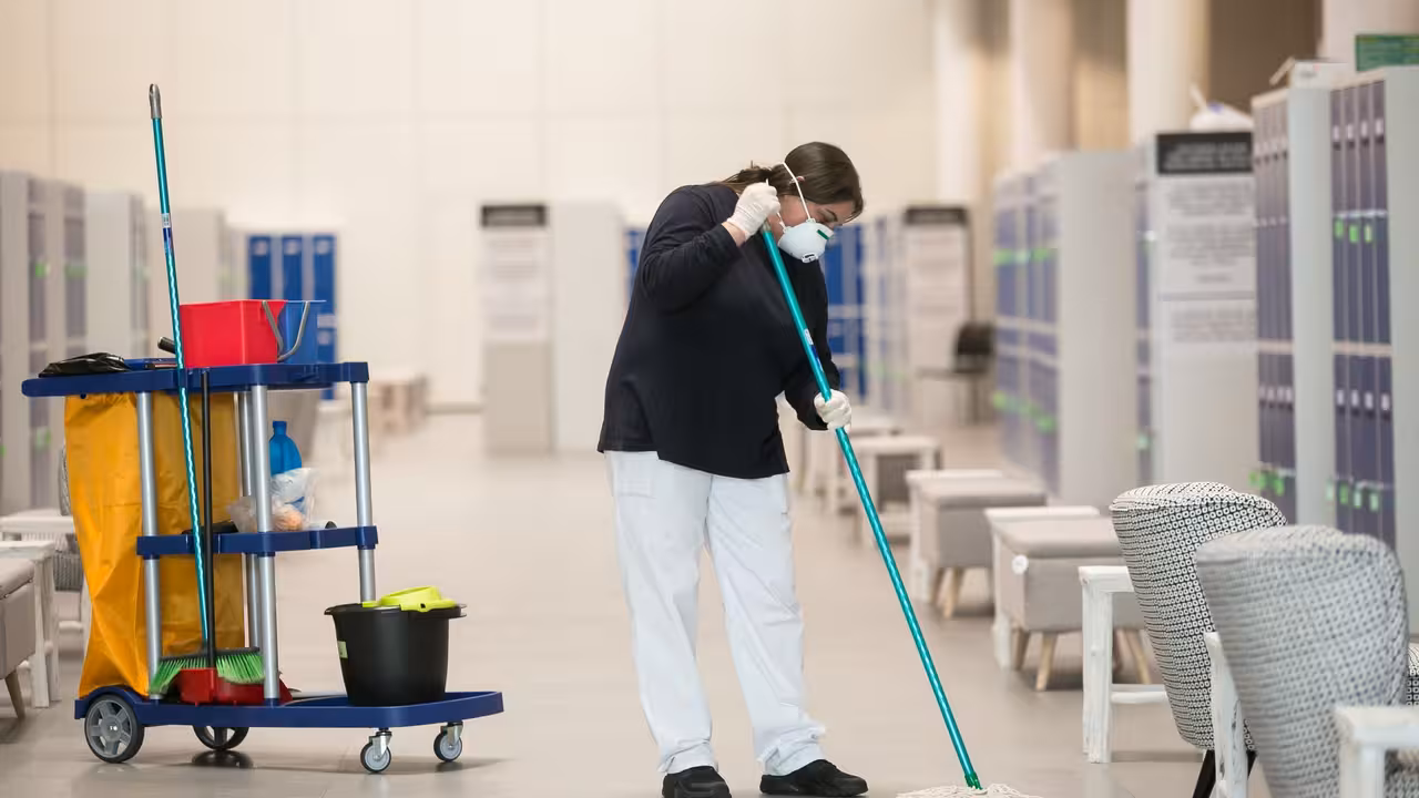 Irene Nieto (beneficiaria del programa Incorpora), trabaja en el hospital de campaña de Ifema durante la pandemia del coronavirus.

Incorpora, el programa de inserción sociolaboral de la Fundación ”la Caixa”, ha dado una respuesta inmediata en el primer mes de la pandemia del coronavirus, facilitando la contratación de personas en situación de exclusión en empleos de primera necesidad en el contexto del estado de alarma.

La demanda de personal proviene del sector sociosanitario, del de servicios de limpieza, del agrario, y del comercio de productos esenciales, especialmente alimentarios.