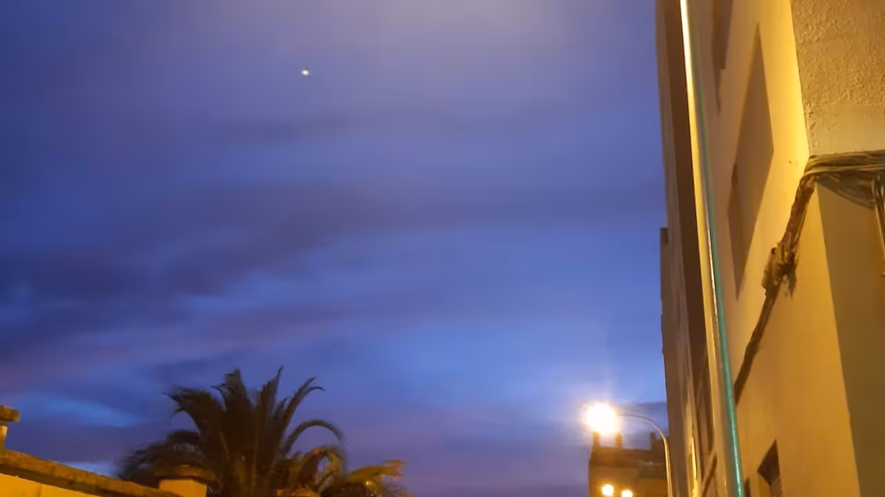 17/10/2020 Luminaria en la calle de Son Busquets..

El servicio de alumbrado del departamento de Infraestructuras del Ayuntamiento de Palma ha invertido 14.000 euros en la renovación de las luminarias de la calle de Son Busquets, que estaban deterioradas.

POLITICA ESPAÑA EUROPA ISLAS BALEARES AUTONOMÍAS
AYUNTAMIENTO DE PALMA