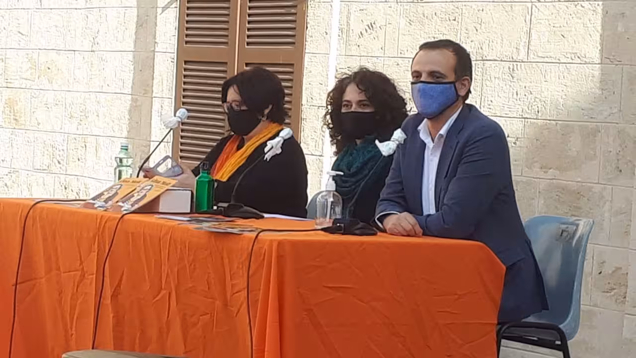 17/10/2020 El regidor de Educación y Política Lingüística de Palma, Llorenç Carrió, en la presentación del cómic 'Aina Moll, la gran defensora de la nostra llengua'..

El área de Educación del Ayuntamiento de Palma ha presentado este sábado el cómic 'Aina Moll, la gran defensora de la nostra llengua' en el marco del Festival Cómic Nostrum.

POLITICA ESPAÑA EUROPA ISLAS BALEARES AUTONOMÍAS
AYUNTAMIENTO DE PALMA