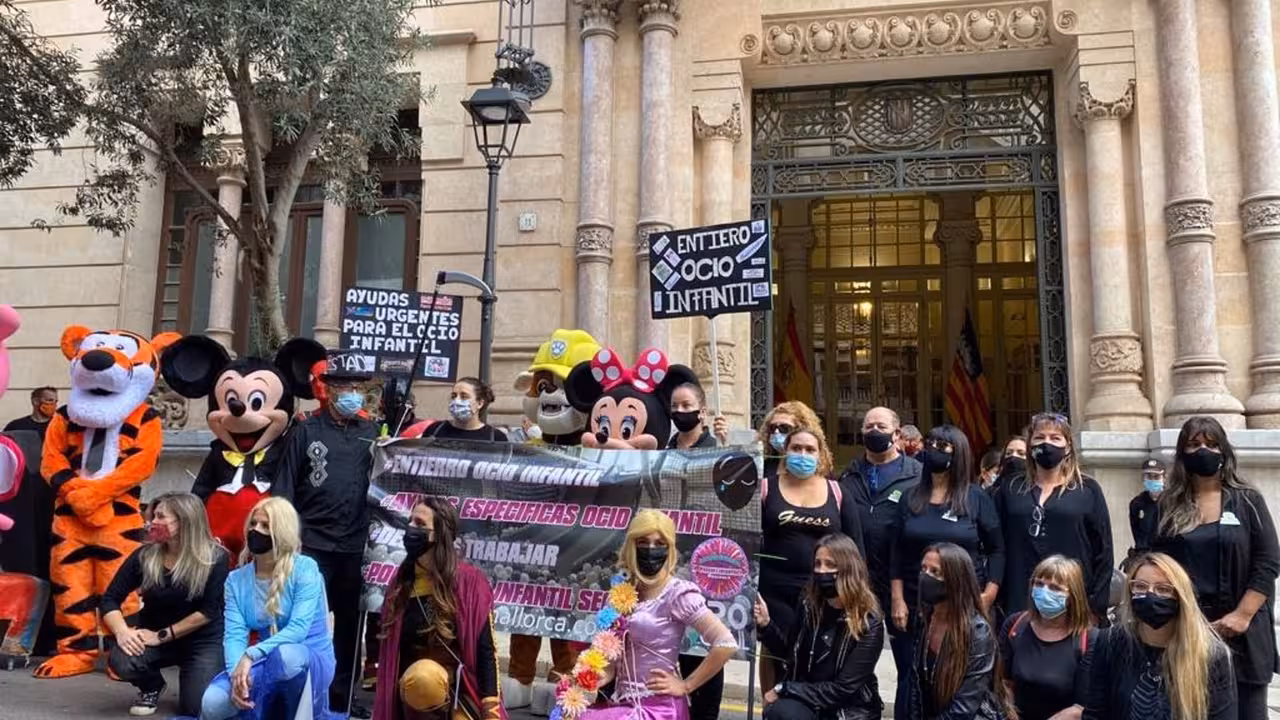 27/10/2020 Manifestantes frente al Parlament..

La Asociación de Empresarios de Parques Infantiles de Mallorca, adherida a Pimeco, se ha manifestado este martes en Palma, para protestar contra el cierre de sus locales y han reclamado ayudas específicas para el sector.

ECONOMIA 
PIMECO