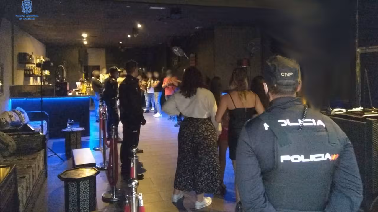 31/10/2020 Imagen de la presunta fiesta ilegal localizada por los agentes, que se celebrana en un conocido local de un polígono de Palma..

Agentes de la Policía Nacional han detectado este pasado jueves una fiesta ilegal con una veintena de personas en un conocido local del polígono de Son Rossinyol de Palma.

SOCIEDAD ESPAÑA EUROPA ISLAS BALEARES AUTONOMÍAS
POLICÍA NACIONAL