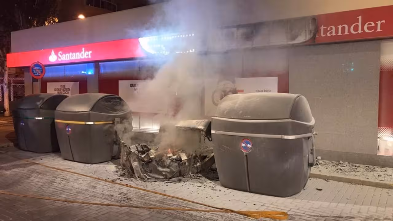 01/11/2020 Tres contenedores de basura y un cajero quemados han ardido la noche de este sábado en Ibiza..

Un manifestante ha sido detenido en Ibiza como presunto autor de un delito de desobediencia grave, amenazas y por animar a otras personas a actuar contra efectivos policiales, en una concentración de protesta no autorizada celebrada este sábado en repulsa de las medidas decretadas por el COVID, en la que han tenido que intervenir la Policía Local de Ibiza, junto a la Policía Nacional.

SOCIEDAD 
AYUNTAMIENTO DE IBIZA