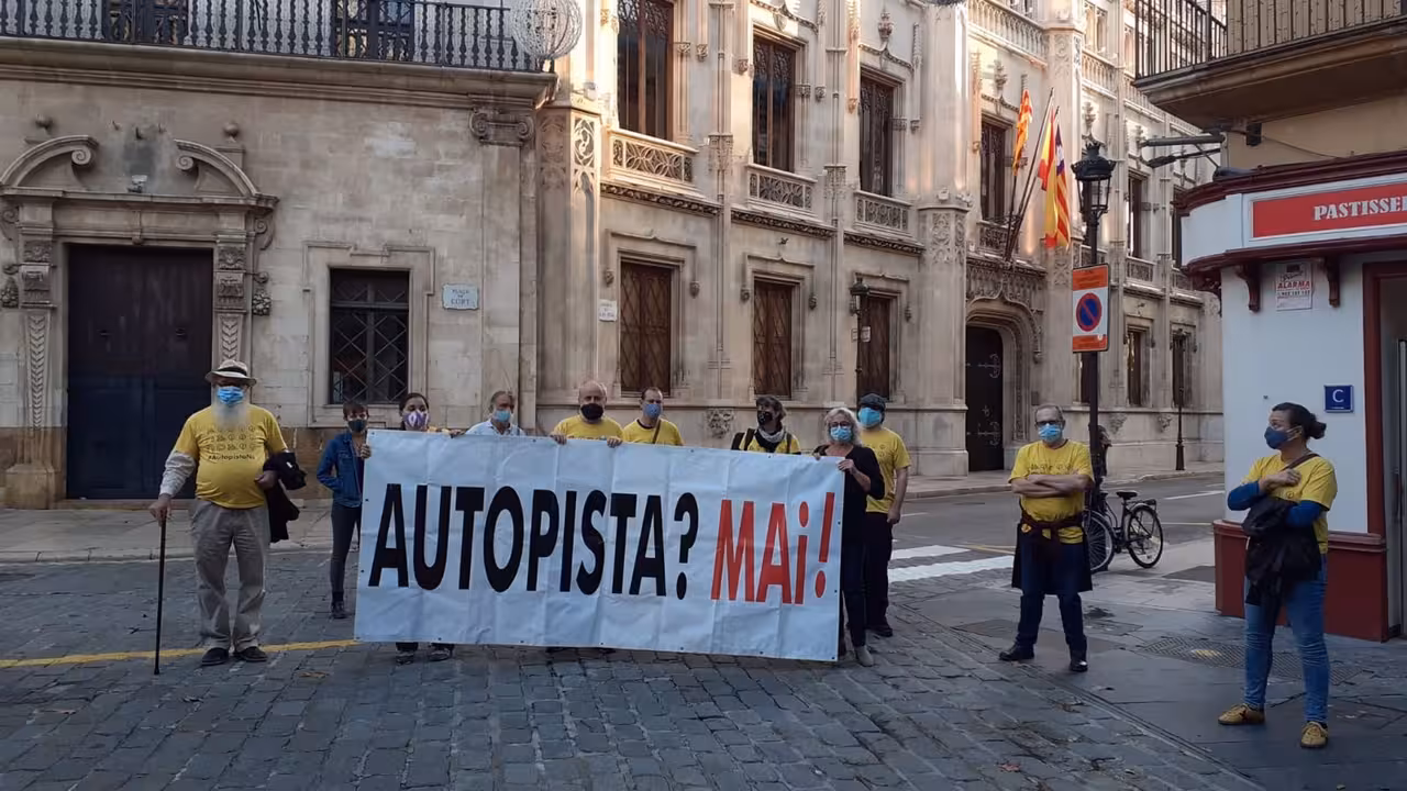 07/11/2020 Miembros de la Plataforma Antiautopista se concentran frente a la puerta principal del Consell para criticar que "no hay dinero para grandes carreteras"..

La Plataforma Antiautopista se ha concentrado este sábado a las 16.30 horas frente a la puerta principal del Consell de Mallorca para criticar el hecho de que "no hay dinero para grandes infraestructuras automovilísticas, como carreteras y autopistas".

SOCIEDAD ESPAÑA EUROPA ISLAS BALEARES AUTONOMÍAS
PLATAFORMA ANTIAUTOPISTA
