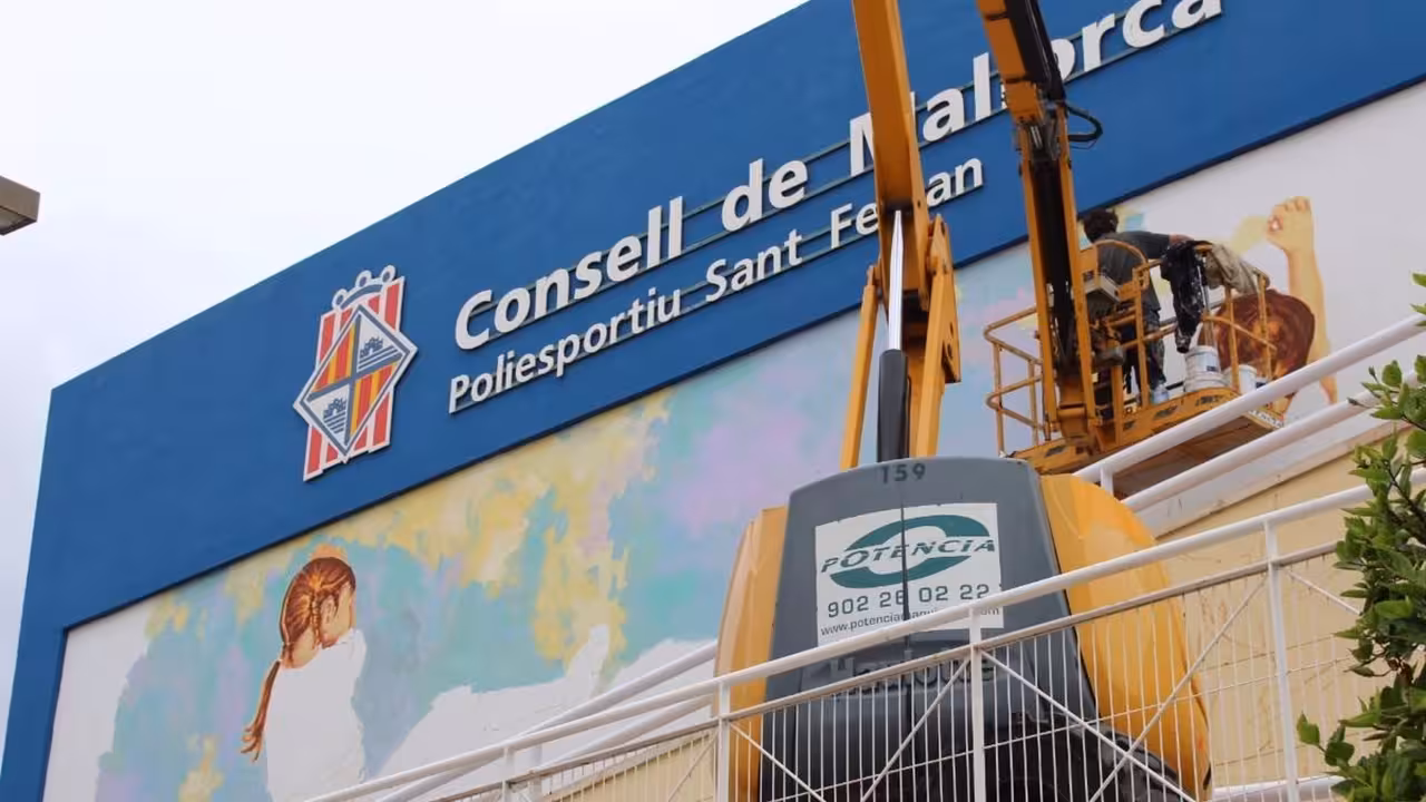08/11/2020 El artista Joan Aguiló crea estos días un mural de gran formato en el polideportivo de Sant Ferran de la institución insular..

El artista mallorquín Joan Aguiló está creando estos días un mural de gran formato en el Polideportivo Sant Ferran del Consell, en el que plasma algunos de los valores del deportes, como la superación, el esfuerzo, el crecimiento personal y la igualdad.

DEPORTES ESPAÑA EUROPA ISLAS BALEARES AUTONOMÍAS
CONSELL DE MALLORCA