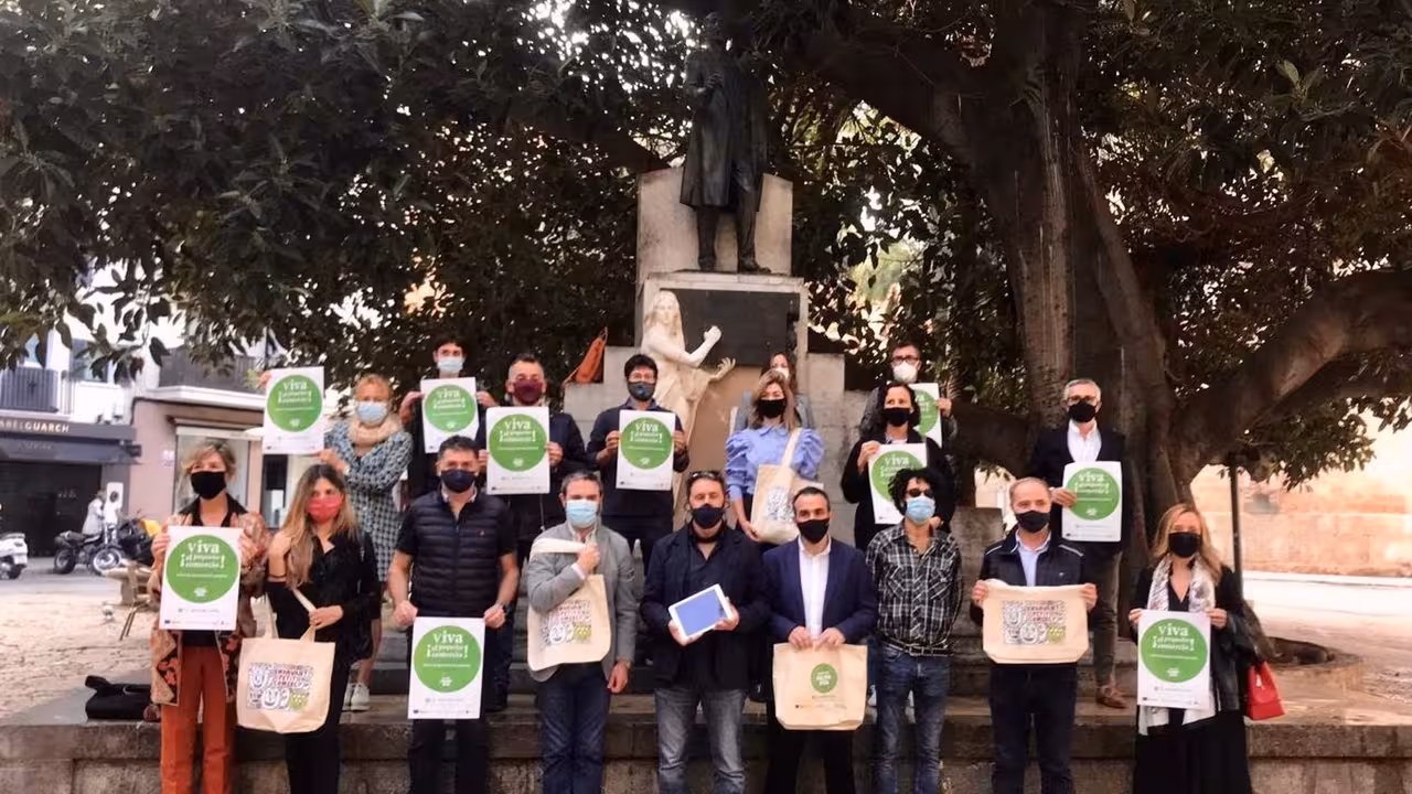 14/11/2020 Los comerciantes de la Asociación Palma Viva han presentado este sábado una campaña para concienciar de la necesidad de ayuda para sobrevivir.

Los comerciantes de Asociación Palma Viva, la cual ha agrupado a propietarios de pequeños comercios del casco histórico de la ciudad, han presentado este sábado, en la plaza del Mercat, una campaña para concienciar a la ciudadanía y a las instituciones que sin su ayuda no sobreviven.

ECONOMIA ESPAÑA EUROPA ISLAS BALEARES AUTONOMÍAS
ASOCIACIÓN PALMA VIVA