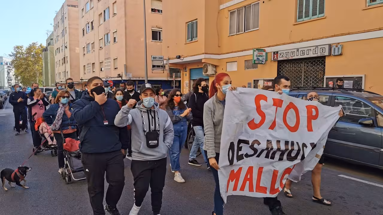 21/11/2020 Manifestación convocada por Stop Deshaucios Mallorca en el barrio palmesano de Son Gotleu..

Stop Desahucios ha exigido este sábado, a través de la celebración de una manifestación en el barrio de Son Gotleu, en la ciudad de Palma, la paralización de desahucios "mientras dure la pandemia de la COVID-19 y más allá"; así como que se den soluciones a lo que han calificado de "violencia inmobiliaria, institucional y policial".

SOCIEDAD ESPAÑA EUROPA ISLAS BALEARES AUTONOMÍAS
STOP DESHAUCIOS MALLORCA