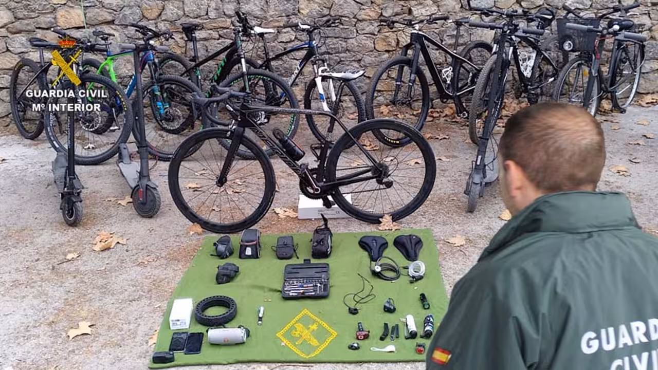 22/11/2020 Imagen de un agente frente a las bicletas incautadas..

La Guardia Civil de Artà, en Mallorca, ha detenido a un hombre de 29 años de edad, como presunto autor de numerosos delitos de robo y hurto, principalmente de bicicletas de alta gama, en varias localidades de la isla.

SOCIEDAD ESPAÑA EUROPA ISLAS BALEARES AUTONOMÍAS
GUARDIA CIVIL