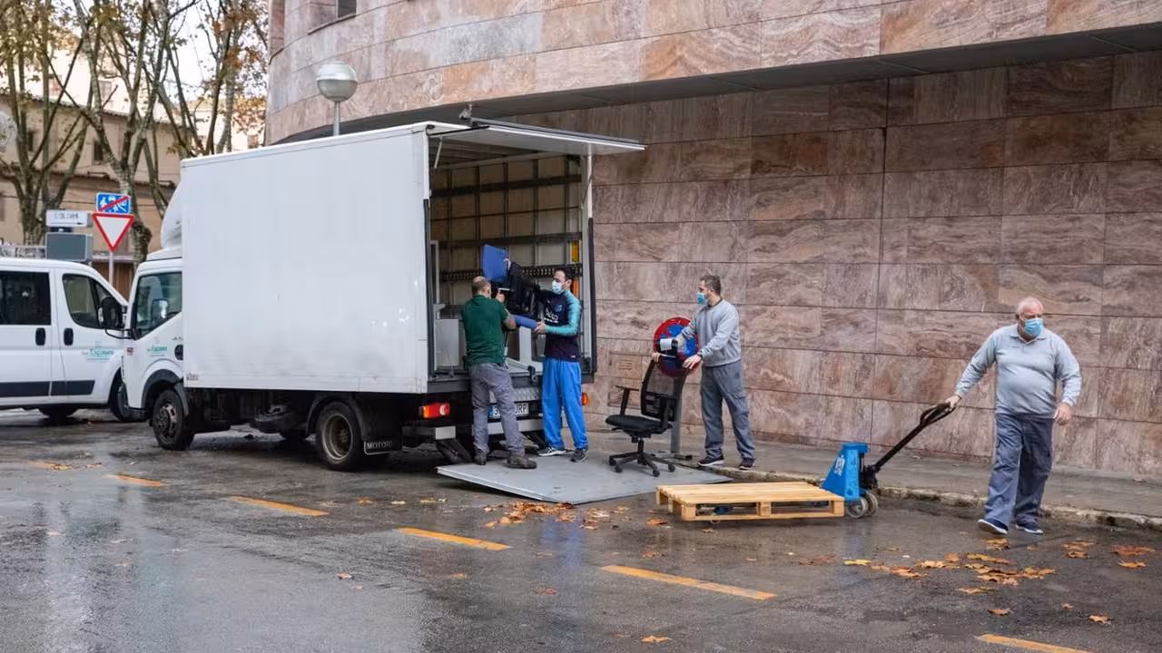05/12/2020 Este sábado se ha realizado el traslado de una parte del mobiliario y del equipamiento médico del antiguo Ambulatorio El Carme a las nuevas instalaciones.
SALUD ESPAÑA EUROPA ISLAS BALEARES AUTONOMÍAS
CAIB