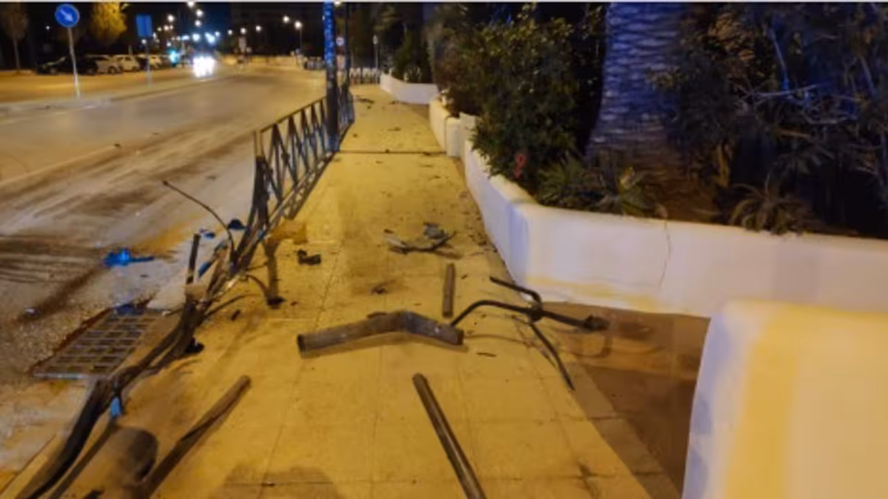 21/12/2020 Uno de los conductores denunciados ha impactado contra una valla delimitadora, causando daños materiales..

Policía Local de Ibiza ha interpuesto dos denuncias y ha abierto diligencias judiciales contra dos conductores que habían consumido alcohol, negándose uno de ellos a someterse al test de alcoholemia.

SOCIEDAD ESPAÑA EUROPA ISLAS BALEARES AUTONOMÍAS
AYUNTAMIENTO DE IBIZA