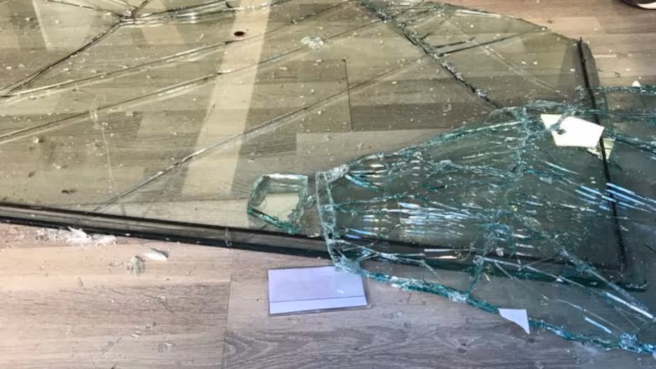 19/01/2021 Imagen de los cristales rotos de la entrada del establecimiento donde se produjo el robo.
SOCIEDAD ESPAÑA EUROPA ISLAS BALEARES AUTONOMÍAS
POLICÍA NACIONAL