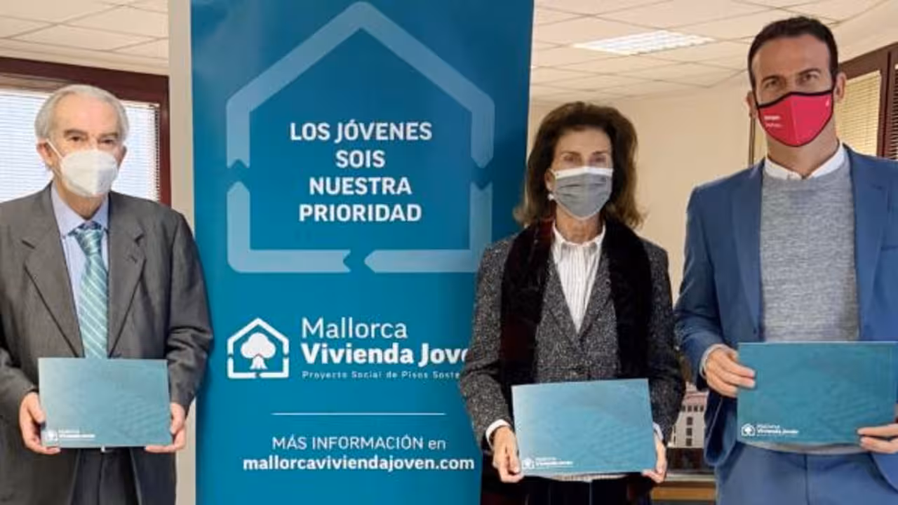 Javier Cabotá, al frente de Mallorca Vivienda Joven, junto a la presidenta de CAEB, Carmen Planas, y el presidente de PIMEM, Jordi Mora, el lunes 18 de enero de 2021.