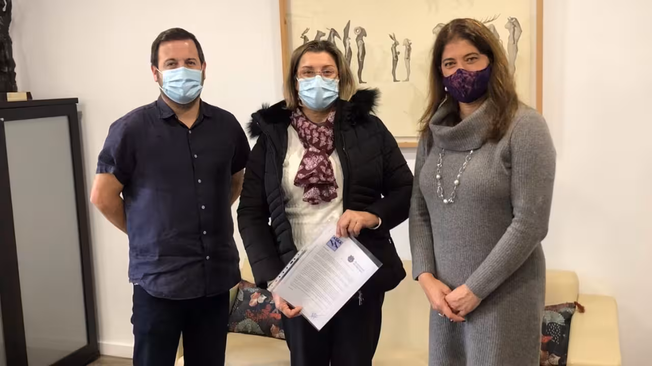 24/01/2021 El alcalde de Marratxí, Miquel Cabot, junto a la gerente de ADAA, Maria Mercedes Alvarado, y la regidora de Igualdad y Servicios Sociales, Aina Amengual.
POLITICA 
AYUNTAMIENTO DE MARRATXÍ