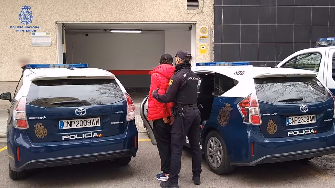 16/02/2021 Uno de los detenidos por robos a ancianas en Palma, mientras es conducido a las dependencias policiales en la comisaría de Simó Ballester.
SOCIEDAD ESPAÑA EUROPA ISLAS BALEARES AUTONOMÍAS
POLICÍA NACIONAL