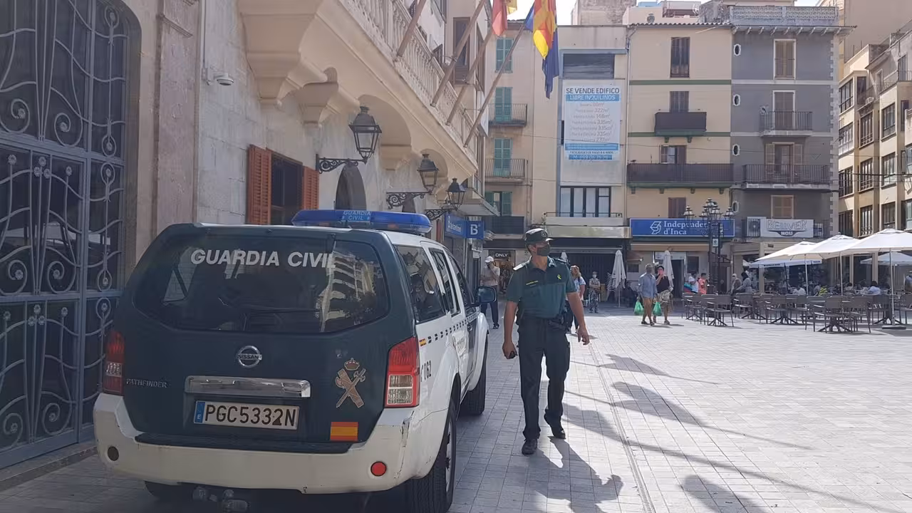 Un agente y un vehículo de la Guardia Civil en Inca.
SOCIEDAD ESPAÑA EUROPA AUTONOMÍAS ISLAS BALEARES
GUARDIA CIVIL