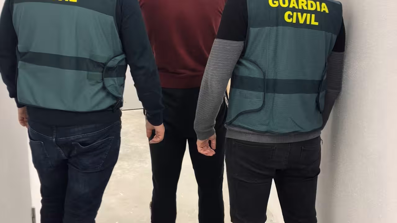 06/03/2021 Dos agentes de la Guardia Civil con el detenido en Ibiza como presunto autor de robos en hoteles de Sant Antoni..

La Guardia Civil ha detenido a un varón como presunto autor de varios delitos de robo con fuerza en establecimientos hoteleros y comercios de la localidad de Sant Antoni, en Ibiza.

SOCIEDAD ESPAÑA EUROPA ISLAS BALEARES AUTONOMÍAS
GUARDIA CIVIL
