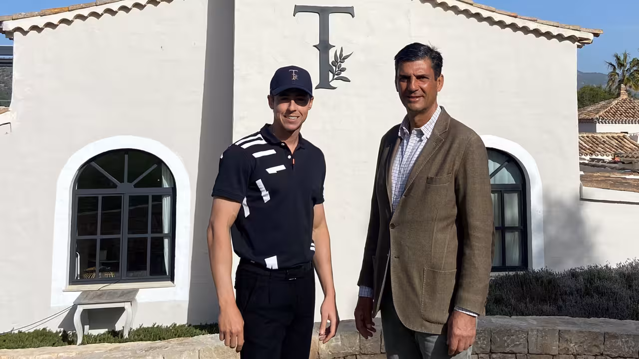 En la foto, Pep Anglés junto al director del T Golf Country & Club, Borja Ochoa.