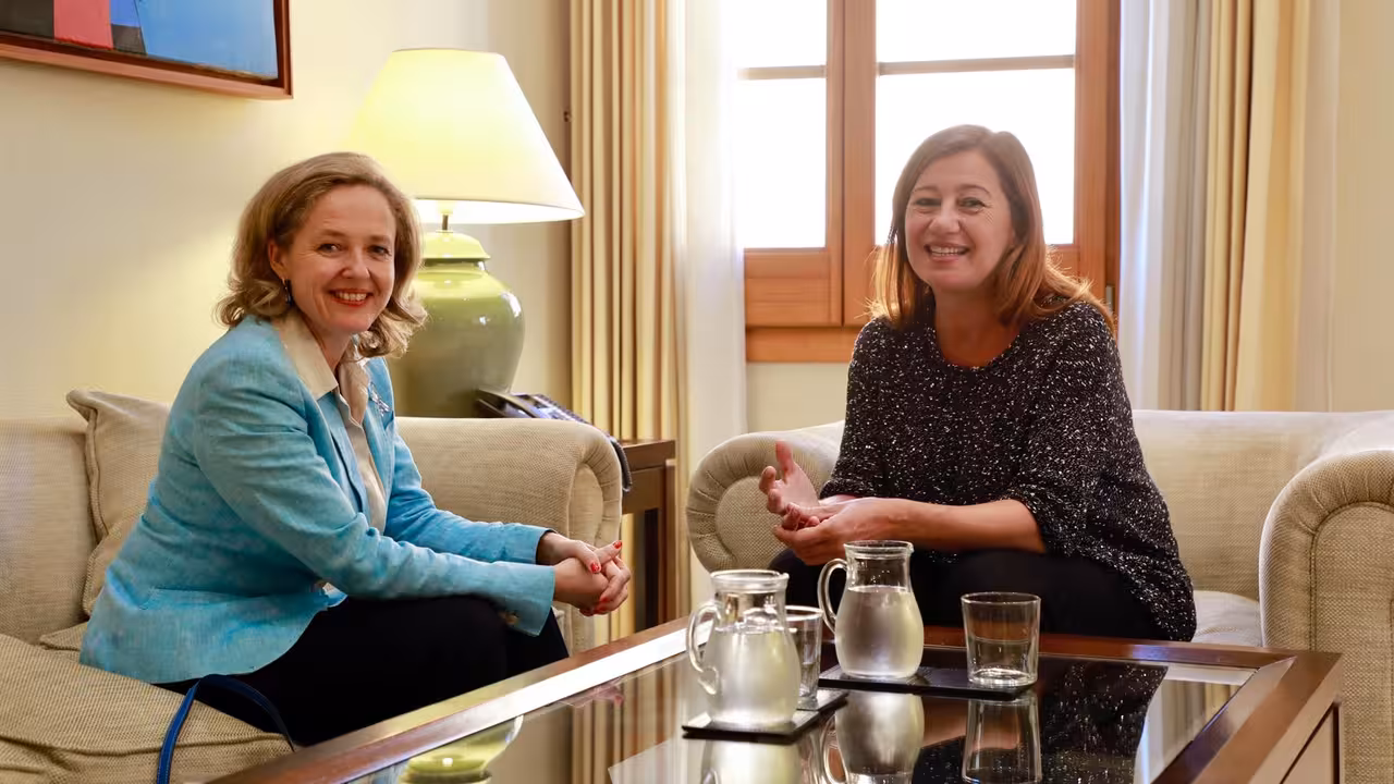 Imagen de archivo de la vicepresidenta segunda del Gobierno y ministra de Economía, Nadia Calviño, en reunión con la presidenta de Balears, Francina Armengol.