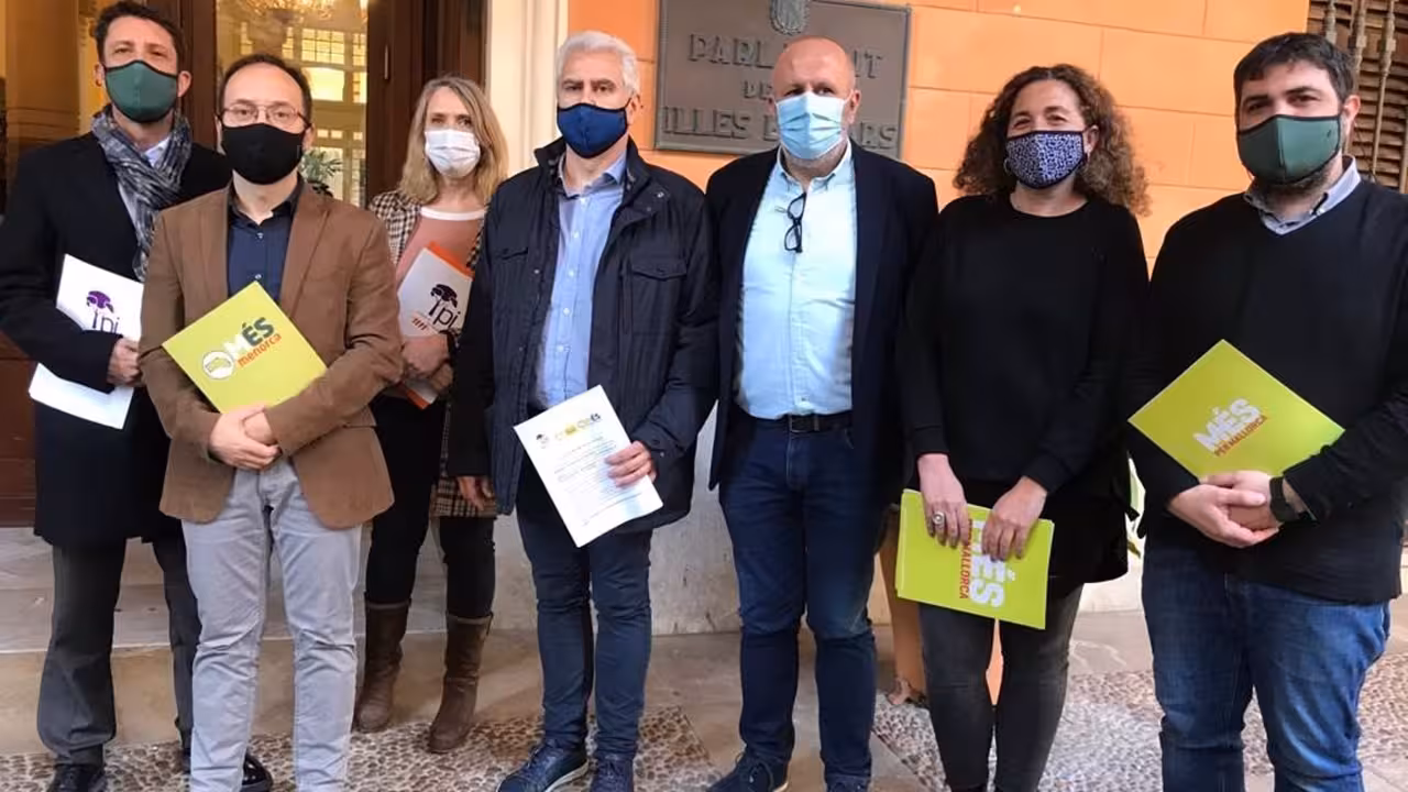 21/01/2021 El portavoz parlamentario de El PI, Josep Melià, el portavoz parlamentario de Més per Mallorca, Miquel Ensenyat, y el portavoz de Més per Menorca, Josep Castells, acompañados de otros representantes de sus partidos.
ESPAÑA EUROPA ISLAS BALEARES POLÍTICA
EL PI