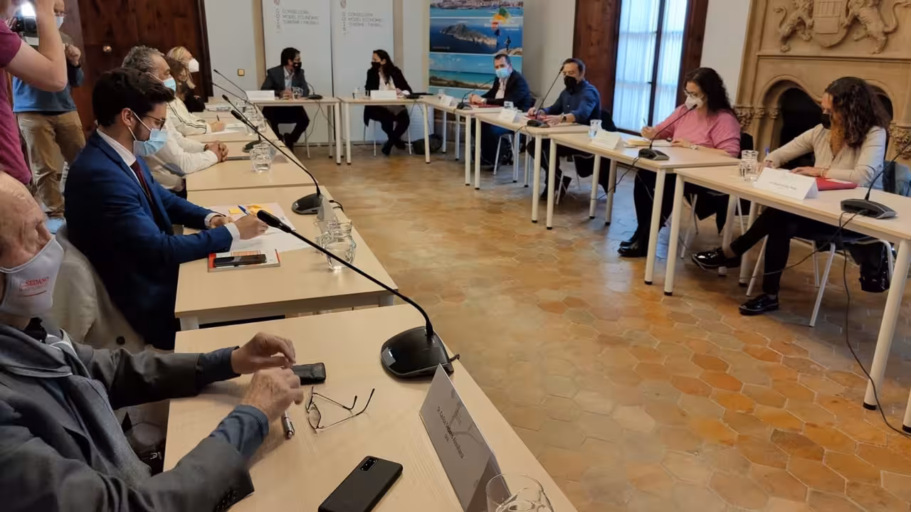 30/03/2021 El conseller de Modelo Económico, Turismo y Trabajo, Iago Negueruela, se reúne con sindicatos y patronales de la hostelería..

Los sindicatos CCOO y UGT, Restauración CAEB Mallorca y Federación Empresarial Hotelera de Mallorca (FEHM) han alcanzado este martes un principio de acuerdo para posponer temporalmente la aplicación de la subida salarial de los trabajadores del sector de hostelería prevista en el convenio colectivo y que iba a entrar en vigor este 1 de abril.

ECONOMIA ESPAÑA EUROPA ISLAS BALEARES AUTONOMÍAS
CAIB
