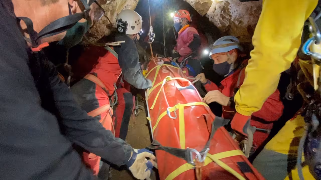 04/04/2021 Momento del simulacro..

Un total de 28 personas han participado en un simulacro de rescate espeleológico en el Avenc de s'Embut, en la Serra de Na Burguesa, en Palma.

SOCIEDAD ESPAÑA EUROPA ISLAS BALEARES AUTONOMÍAS
GRUPO ESPELEOSOCORRO BALEAR