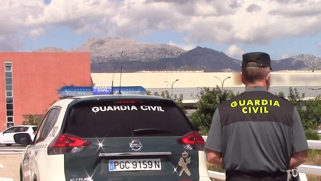 21/01/2021 Un vehículo de la Guardia Civil y un agente de espaldas.
SOCIEDAD ESPAÑA EUROPA ISLAS BALEARES AUTONOMÍAS
GUARDIA CIVIL
