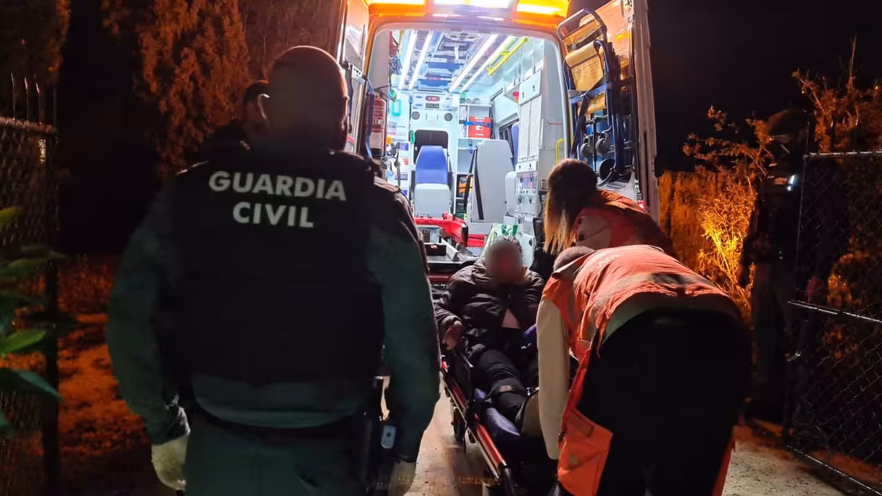 16/04/2021 Momento en el que la mujer fue trasladada al Hospital de Son Llàtzer.
SOCIEDAD ESPAÑA EUROPA ISLAS BALEARES AUTONOMÍAS
GUARDIA CIVIL