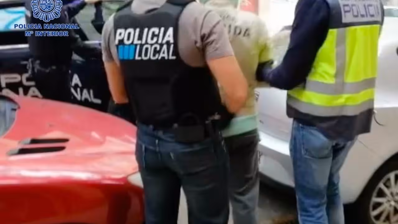 17/04/2021 Sucesos.- Desmantelan un punto de venta de drogas en Palma y arrestan a dos personas.

La Policía Nacional y la Policía Local de Palma han detenido a dos hombres de 26 y 46 años como presuntos autores de un delito contra la salud pública, por supuestamente traficar con marihuana y hachís en un local del barrio de la Plaza de Toros.

SOCIEDAD 
POLICÍA NACIONAL