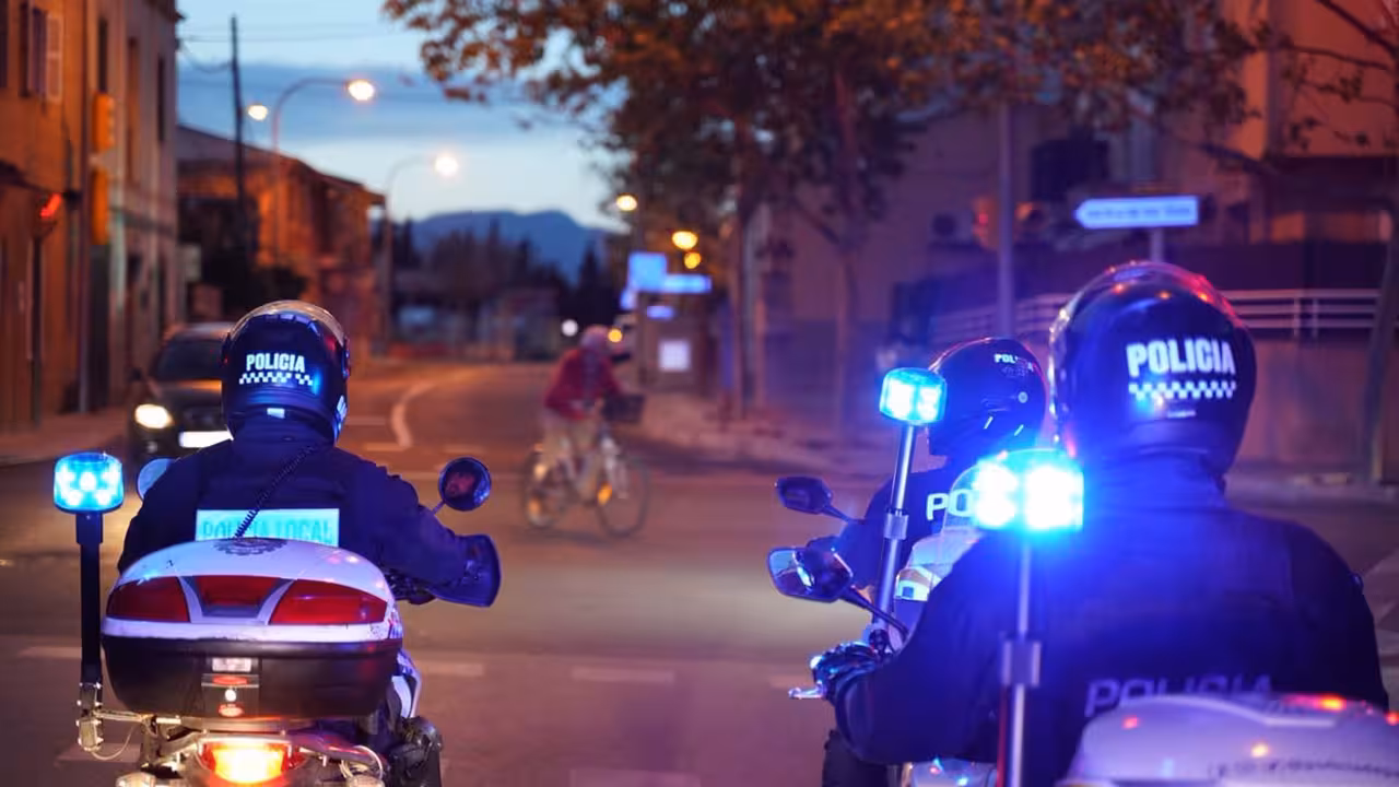 Dos agentes de la Policía Local de Palma en una imagen de recurso
SOCIEDAD ESPAÑA EUROPA ISLAS BALEARES AUTONOMÍAS
CORT