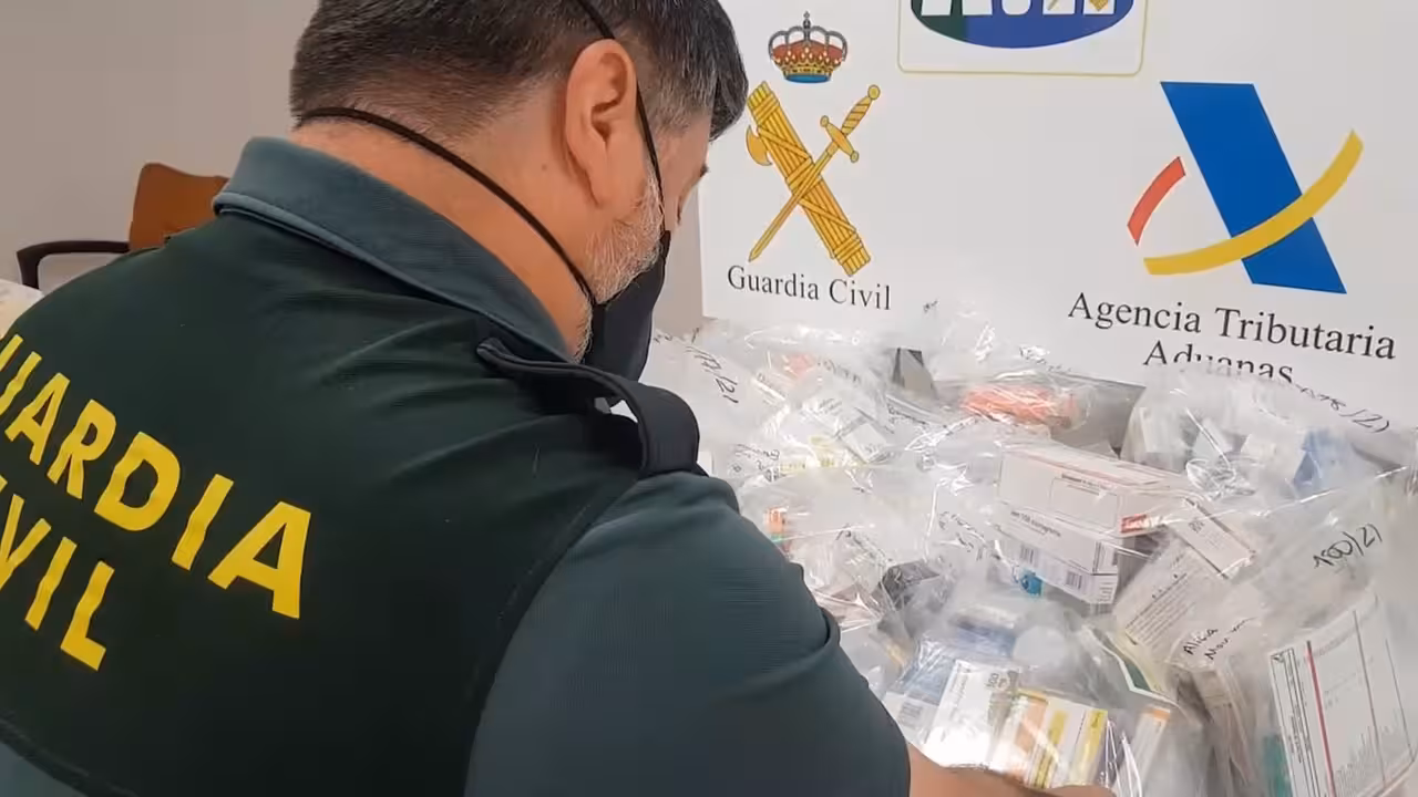 23-05-2021 Un agente de la Guardia Civil junto a los medicamentos interceptados en el aeropuerto de Palma..

La Guardia Civil y la Agencia Tributaria han intervenido, en el aeropuerto de Son Sant Joan, en Palma, numerosos medicamentos, para los que se necesita prescripción médica para su adquisición.

SOCIEDAD ESPAÑA EUROPA ISLAS BALEARES AUTONOMÍAS
GUARDIA CIVIL