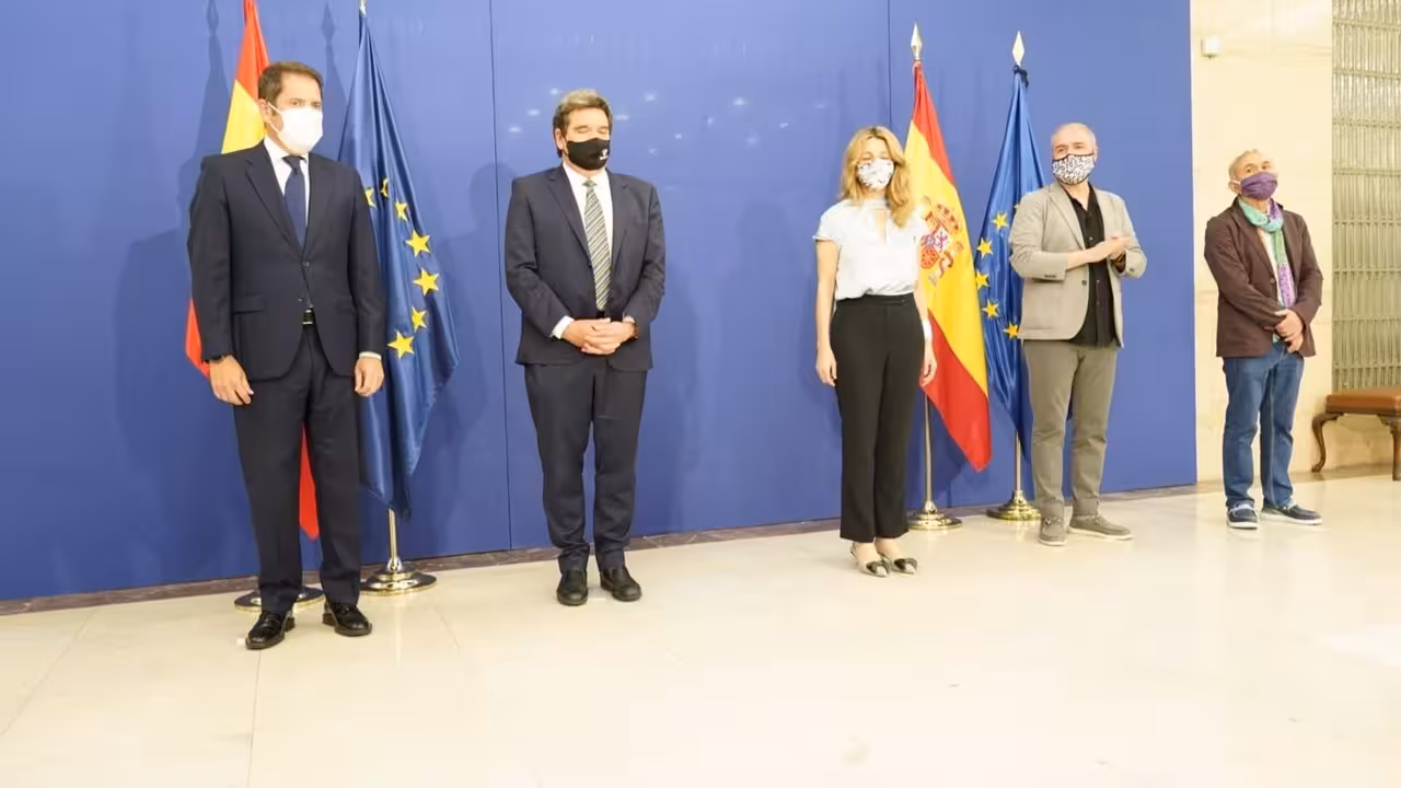 27-05-2021 Firma de la prórroga de los ERTE. De izda a dcha: Gerardo Cuerva (Cepyme), José Luis Escrivá (ministro de Inclusión), Yolanda Díaz (vicepresidenta tercera y ministra de Trabajo), Unai Sordo (CCOO) y Pepe Álvarez (UGT)
EUROPA ESPAÑA ECONOMIA
MINISTERIO DE INCLUSIÓN Y SEGURIDAD SOCIAL