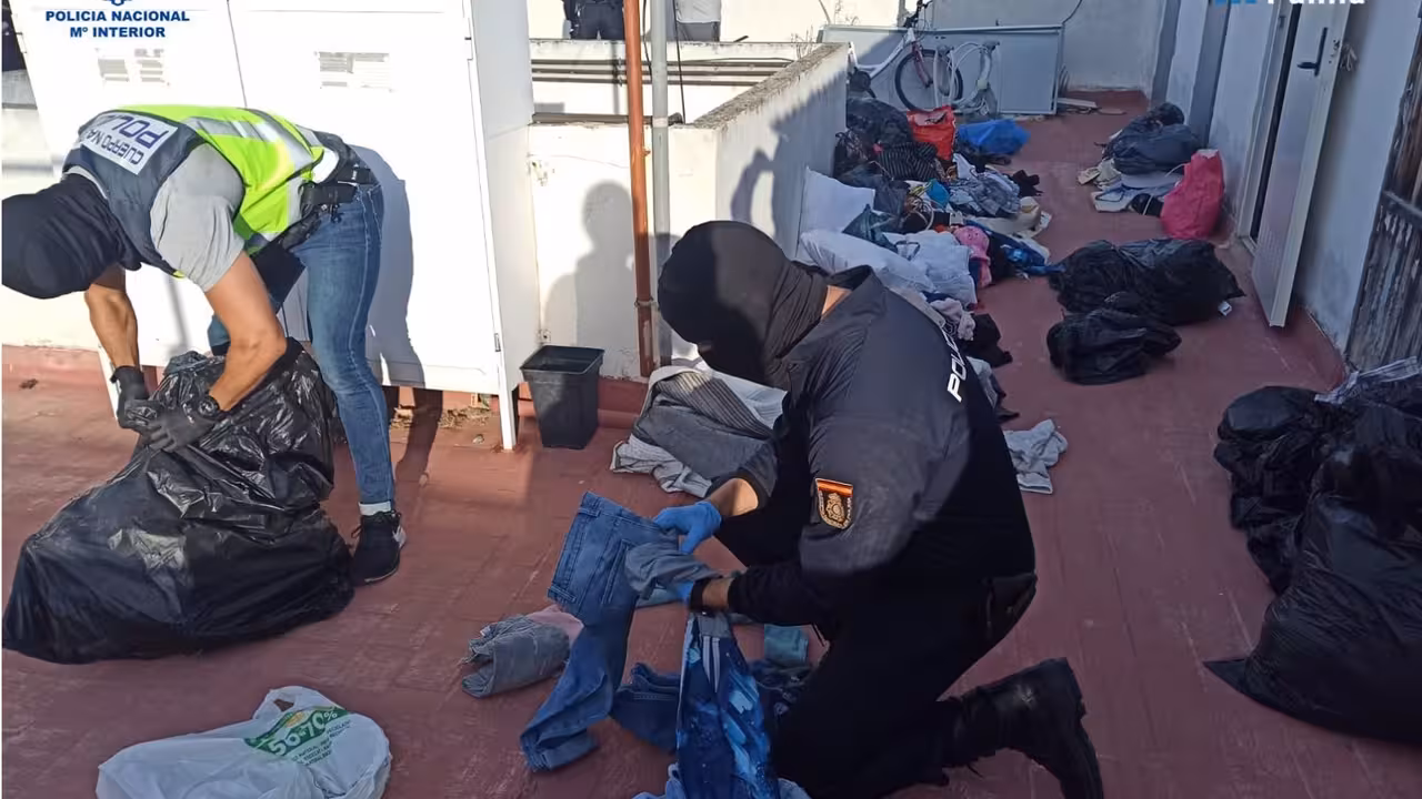 29-05-2021 Agentes de la Policía Nacional y de la Policía Local en la operación antidrogas 'Comecocos' de Palma..

Agentes de Policía Nacional y Policía Local han detenido a un total de 15 personas como presuntas autoras del delito de tráfico de drogas, en el marco de la operación 'Comecocos' contra la salud pública, en Palma.

SOCIEDAD ESPAÑA EUROPA ISLAS BALEARES AUTONOMÍAS
POLICÍA