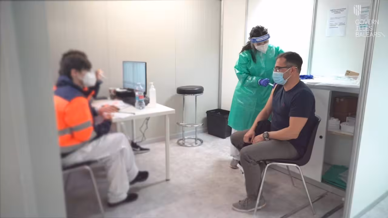 27-02-2021 Cvirus.- La vacunación se amplía este miércoles a los centros de salud de Mallorca.

Los usuarios podrán elegir a partir de este miércoles, a través de Bitcita, pedir turno para vacunarse en cualquiera de los 45 centros de Salud de atención primaria de Mallorca, cuyo horario será de lunes a jueves de las 15.00 a las 20.00 horas.

SALUD ESPAÑA EUROPA ISLAS BALEARES AUTONOMÍAS
CAIB