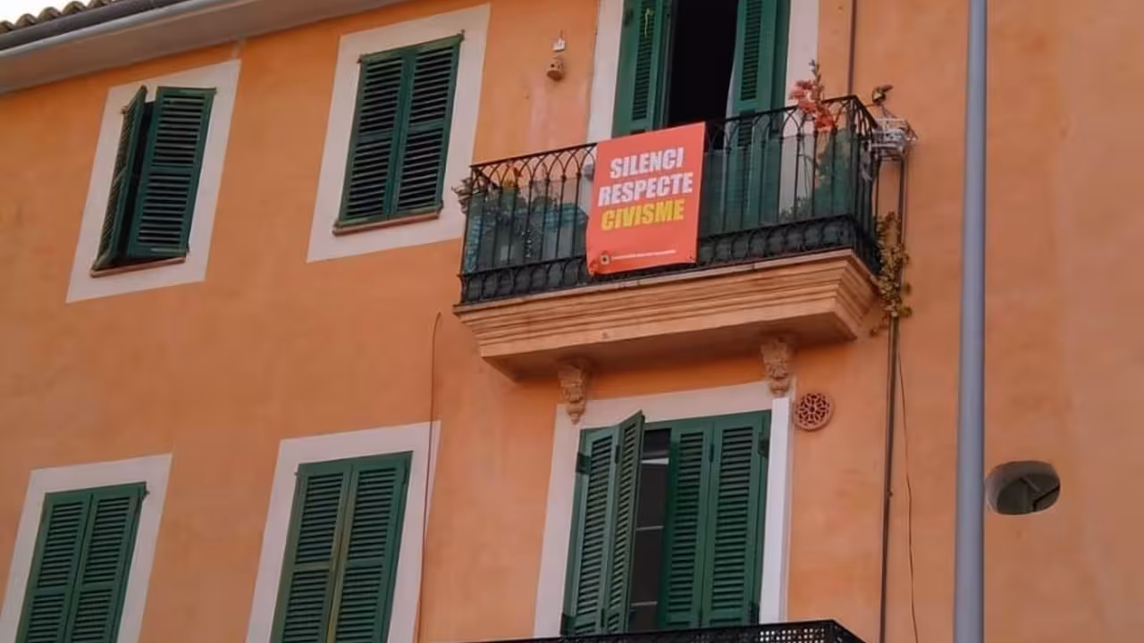 11-07-2021 Un cartel pidiendo "silencio, respecto y civismo" en una vivienda en el barrio de Santa Catalina de Palma.
POLITICA ESPAÑA EUROPA ISLAS BALEARES AUTONOMÍAS
ASOCIACIÓN BARRIO CÍVICO DE SANTA CATALINA