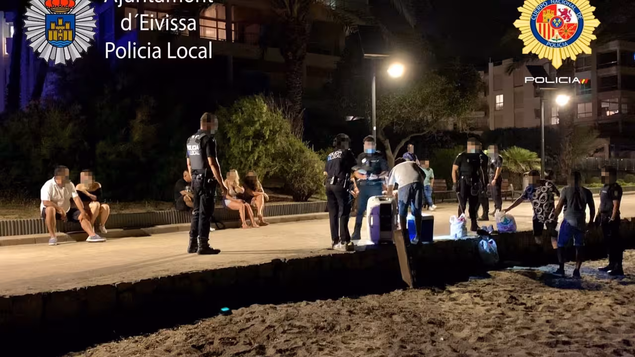 13-07-2021 La Policía Local de Ibiza disuelve un botellón en Playa d'en Bossa..