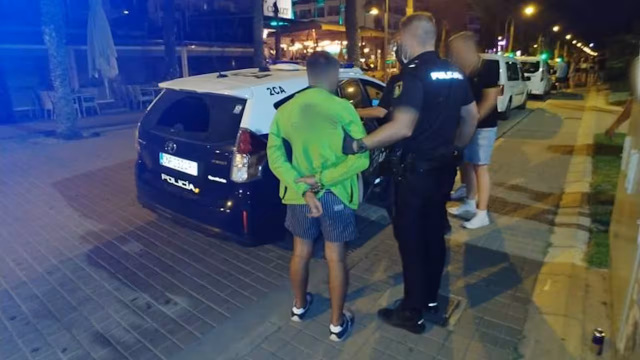 16-07-2021 Un agente de la Policía Nacional detiene a un varó en Playa de Palma en el marco de la 'Operación verano'..

La Policía Nacional han detenido a 11 varones, uno de ellos como presunto autor de un robo con fuerza y los otros 10 como presuntos autores de delitos de hurto en la zona de Playa de Palma, entre los días 7 y 16 de este mes de julio, todos ellos enmarcados dentro del

SOCIEDAD ESPAÑA EUROPA ISLAS BALEARES AUTONOMÍAS
POLICÍA NACIONAL