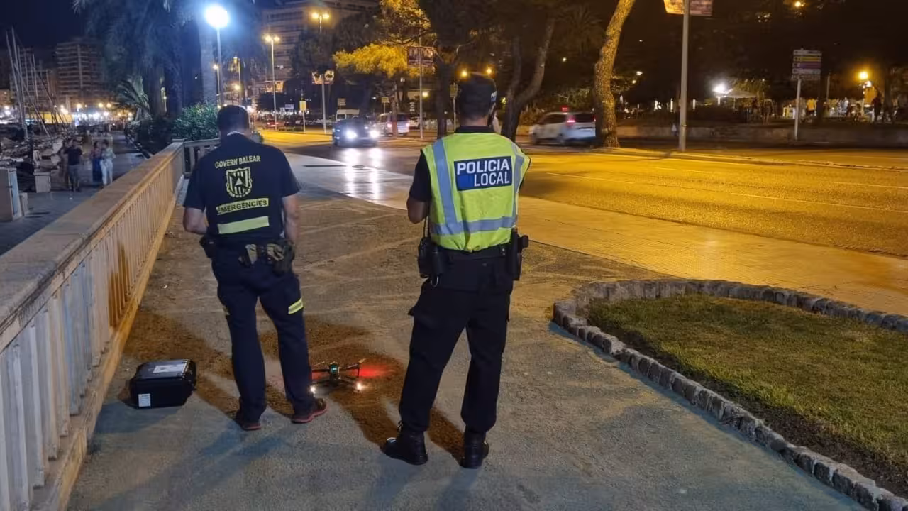 24-07-2021 Un agente de la Policía Local y un agente de la dirección General de Emergencias del Govern junto al dron utilizado en el dispositivo antibotellón..

La Policía Local, en colaboración con la Policía Nacional, la Policía Portuaria y otras administraciones han levantado un total de 93 actas, la mayoría por incumplir la normativa COVID-19, pero también por botellones, esta madrugada en Palma.

SOCIEDAD ESPAÑA EUROPA ISLAS BALEARES AUTONOMÍAS
POLICÍA LOCAL