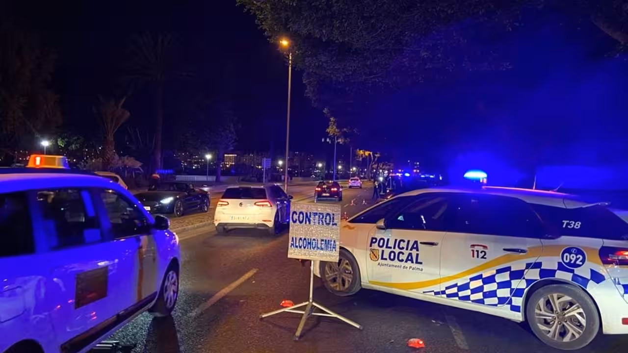 23-08-2021 Dispositivo de control de la Policía Local de Palma..

La Patrulla Verde de la Policía Local de Palma paralizó este pasado fin de semana una fiesta multitudinaria en un chalet de alquiler turístico en la zona de Son Vida, en la cual había 111 personas a las que se levantará acta por falta muy grave ante la situación de la COVID-19.

SOCIEDAD ESPAÑA EUROPA ISLAS BALEARES AUTONOMÍAS
POLICÍA LOCAL PALMA