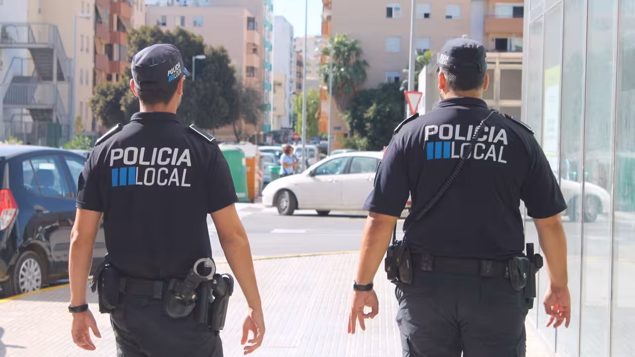 26-08-2016 Dos agentes de la Policía Local de Ibiza
SOCIEDAD ESPAÑA EUROPA ISLAS BALEARES AUTONOMÍAS
AYUNTAMIENTO DE IBIZA