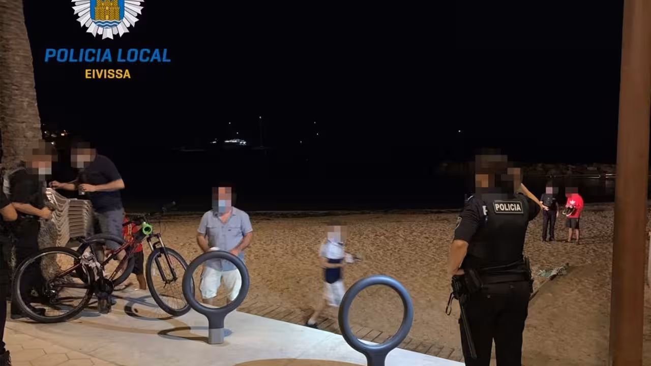 27-08-2021 Agentes de la Policía Local de Ibiza durante una actuación en una playa..

La Policía Local de Ibiza, junto a agentes de la Policía Nacional, han disuelto este viernes de madrugada un botellón en la zona de Figueretes interponiendo 66 denuncias en total.

SOCIEDAD ESPAÑA EUROPA ISLAS BALEARES AUTONOMÍAS
POLICÍA LOCAL DE IBIZA