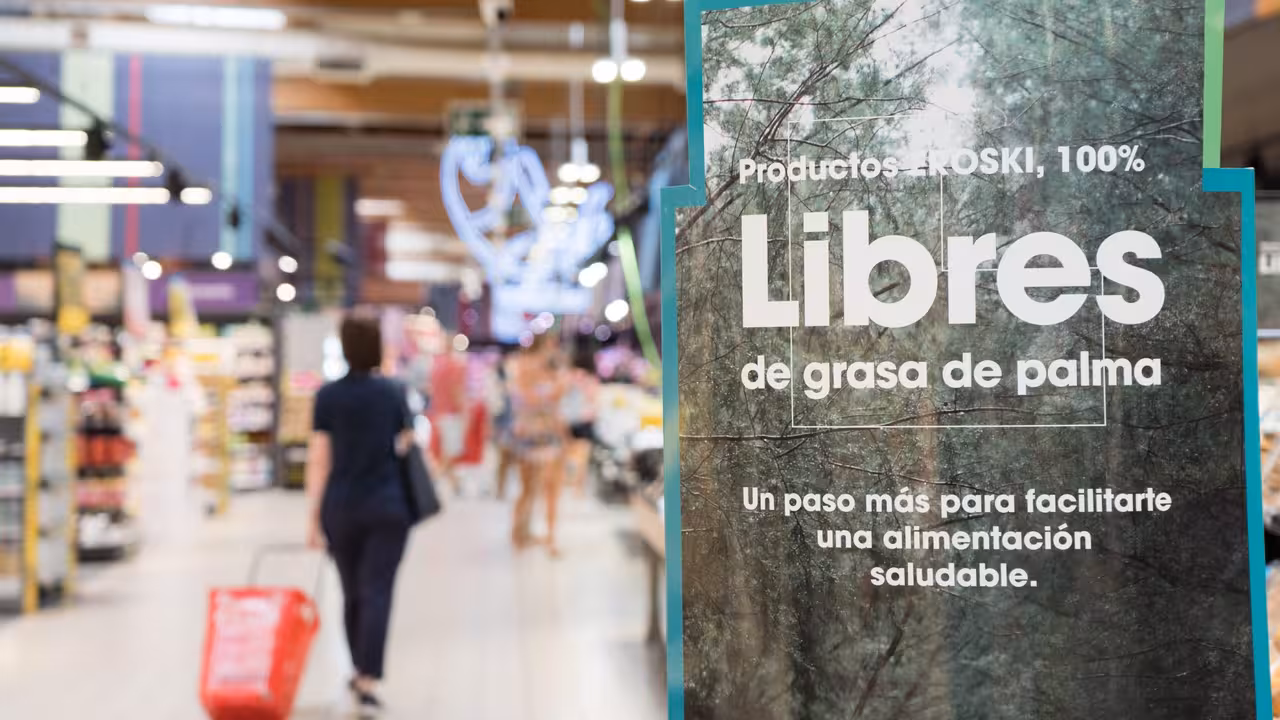 Leioa 02-09-2021 Productos EROSKI 100% libres de grasa de palma en las estanterías del hipermercado EROSKI Artea © MITXI