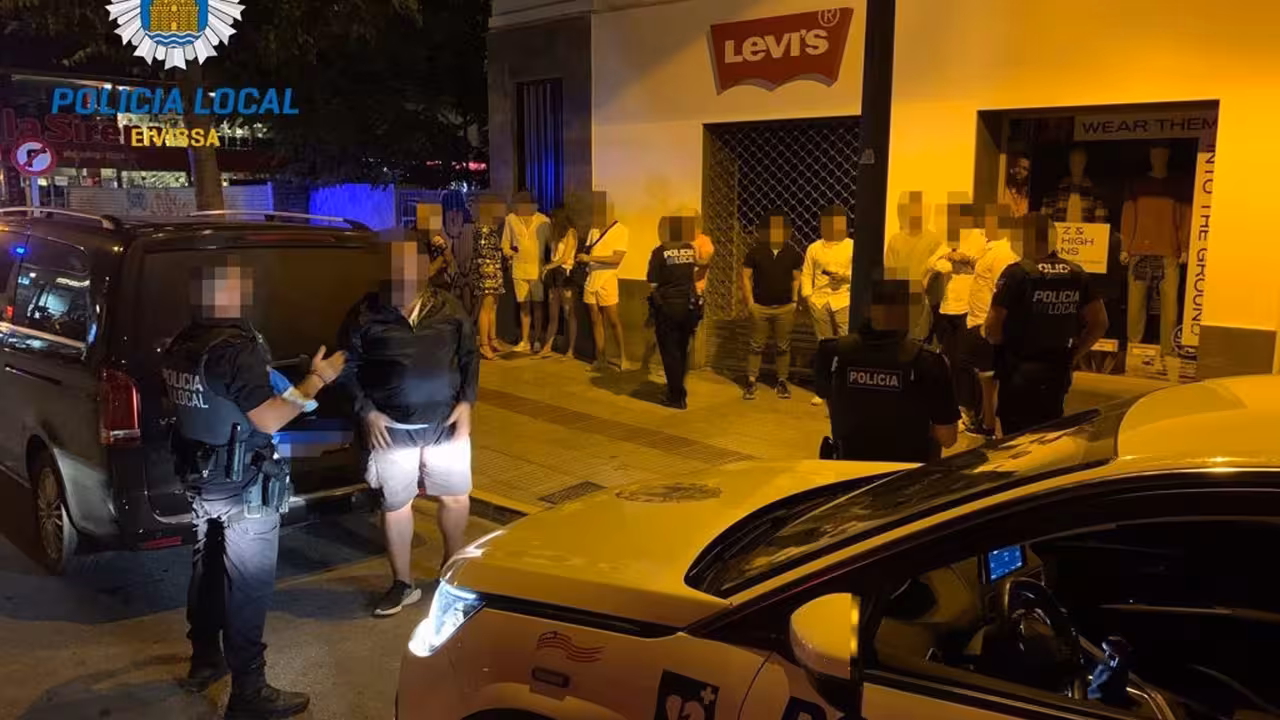 12-09-2021 Intervención de la Policía Local de Ibiza con el taxi 'pirata'.
SOCIEDAD ESPAÑA EUROPA ISLAS BALEARES AUTONOMÍAS
AYUNTAMIENTO DE IBIZA