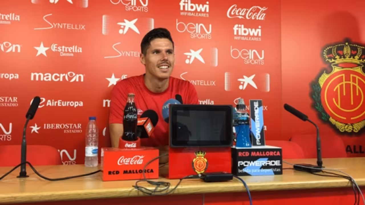 Héctor Yuste en sala de prensa