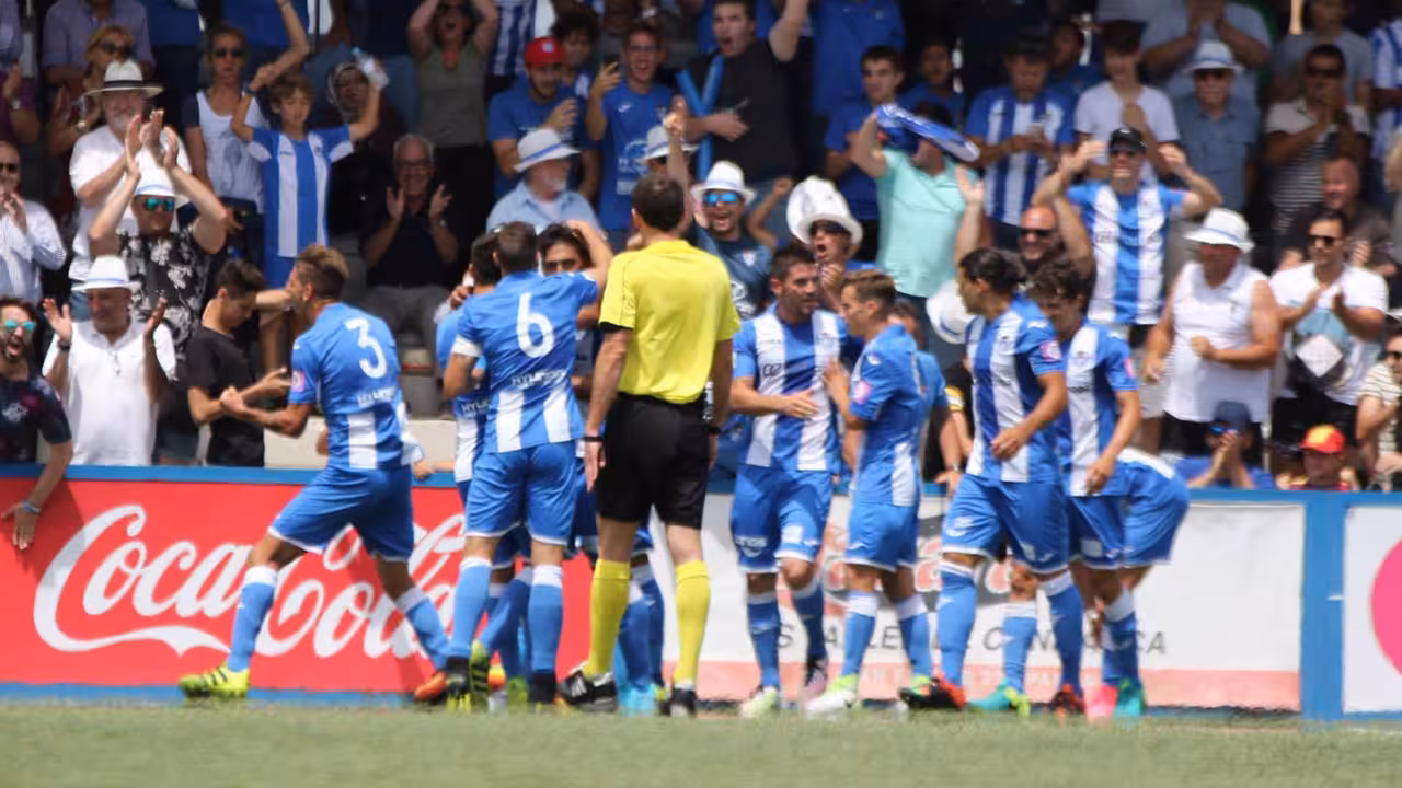 Malik celebrando el gol